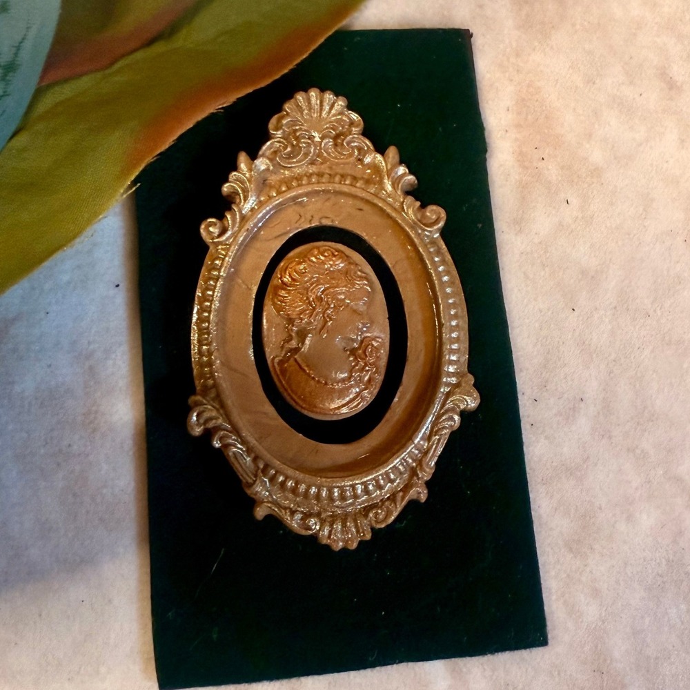 Victorian Cameo Style Magnet